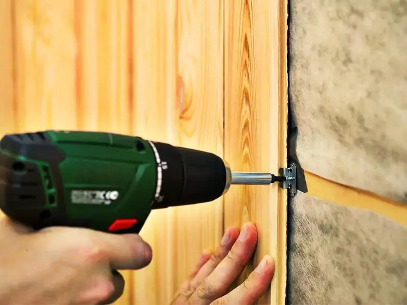 Монтаж деревянных стеновых панелей